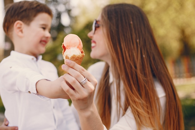 Madre con il figlio che gioca in un parco estivo