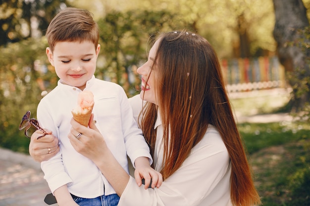 Madre con il figlio che gioca in un parco estivo