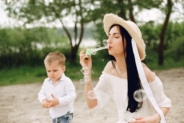 Madre con il figlio che gioca in un parco estivo