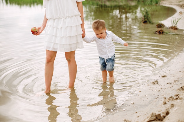 Madre con il figlio che gioca in un parco estivo