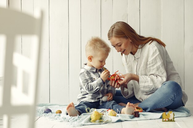 Madre con il figlio che prepara a pasqua a casa