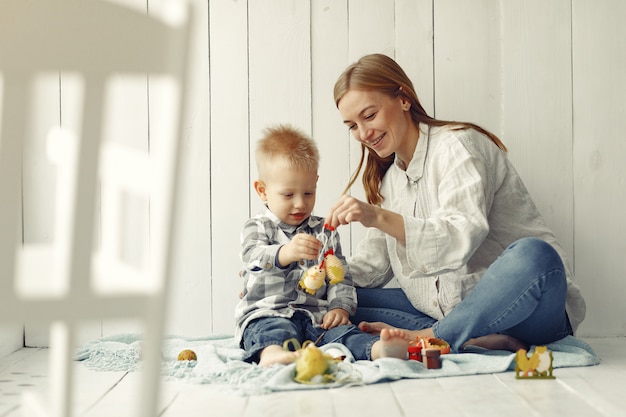 Madre con il figlio che prepara a pasqua a casa