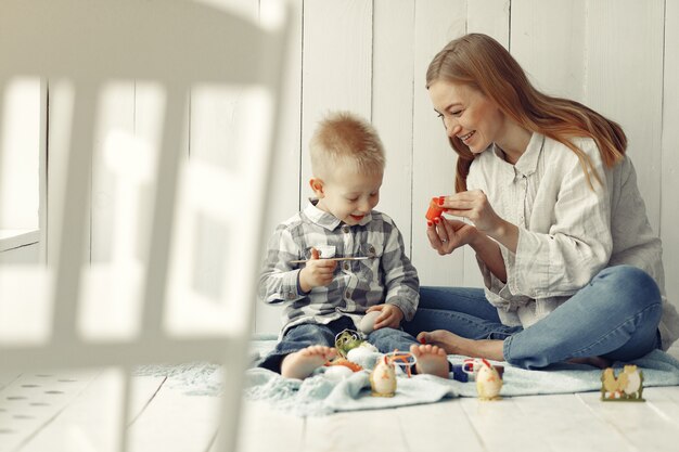 Madre con il figlio che prepara a pasqua a casa