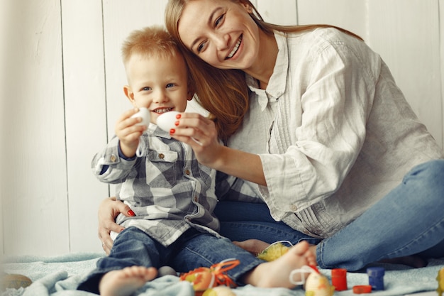 Madre con il figlio che prepara a pasqua a casa