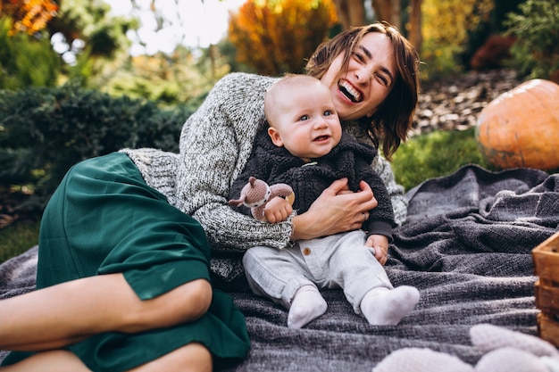 Madre con il figlio piccolo, fare un picnic in un cortile