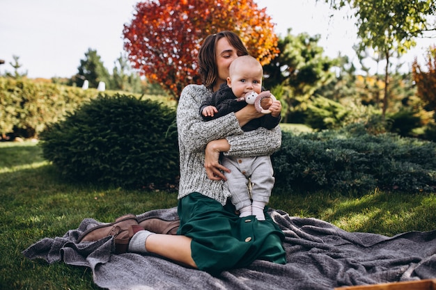 Madre con il figlio piccolo, fare un picnic in un cortile