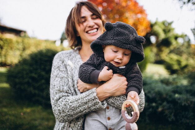 Madre con il figlio piccolo, fare un picnic in un cortile