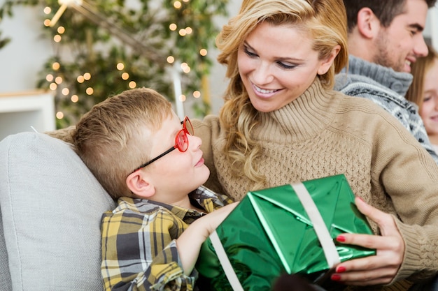 Madre con il suo figlio e un grande regalo verde