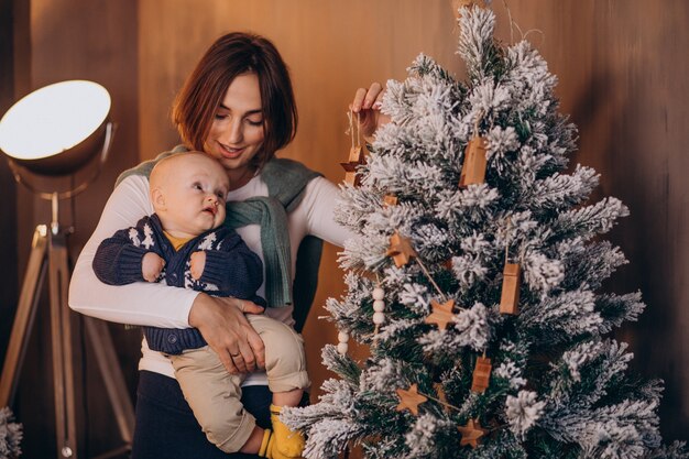 Madre con il suo neonato che celebra il Natale