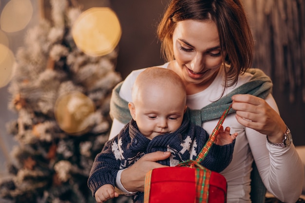 Madre con il suo neonato che celebra il Natale