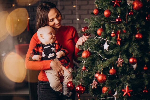 Madre con il suo neonato che celebra il Natale