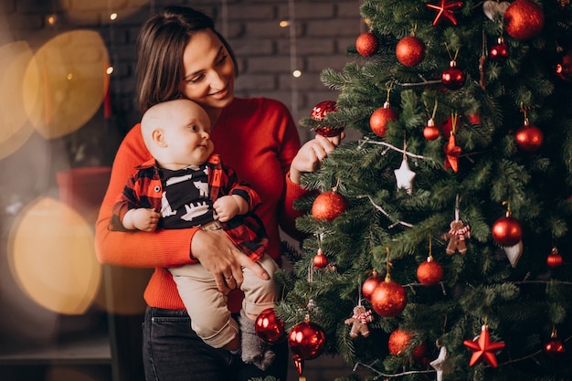 Madre con il suo neonato che celebra il Natale