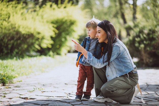 Madre con il suo piccolo figlio divertendosi nel parco