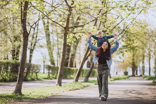 Madre con il suo piccolo figlio divertendosi nel parco