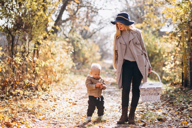 Madre con il suo piccolo figlio nel parco d&#39;autunno
