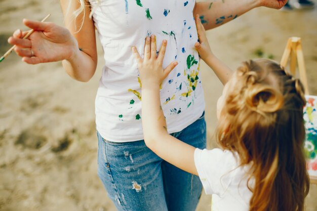 Madre con la figlia che assorbe un parco