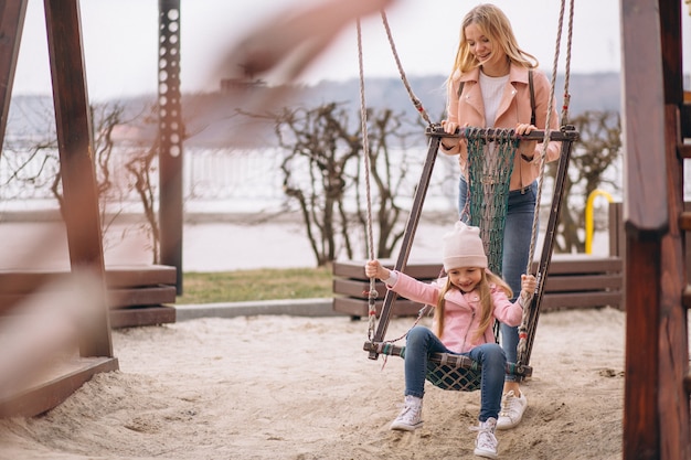 Madre con la figlia che cammina nel parco