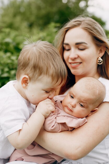 Madre con la figlia che gioca in un campo estivo