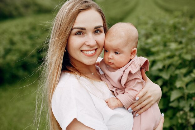 Madre con la figlia che gioca in un campo estivo