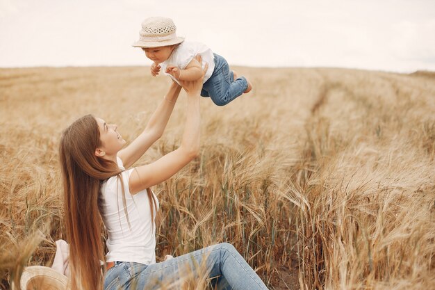 Madre con la figlia che gioca in un campo estivo