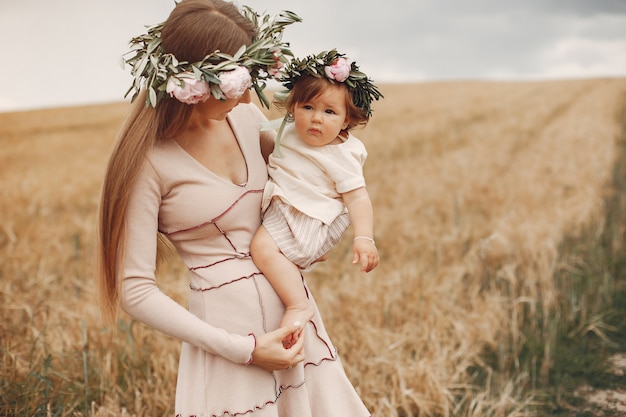 Madre con la figlia che gioca in un campo estivo