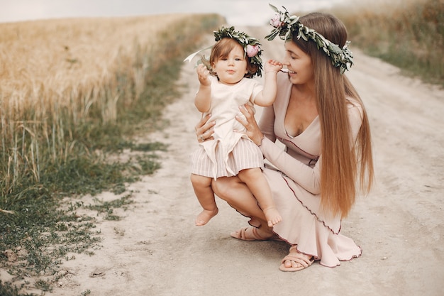 Madre con la figlia che gioca in un campo estivo