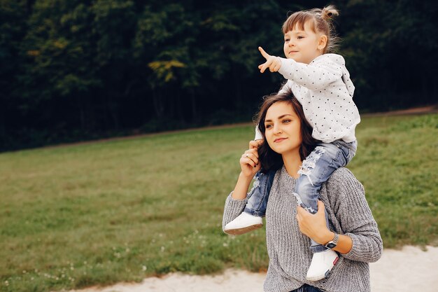 Madre con la figlia che gioca in un parco estivo