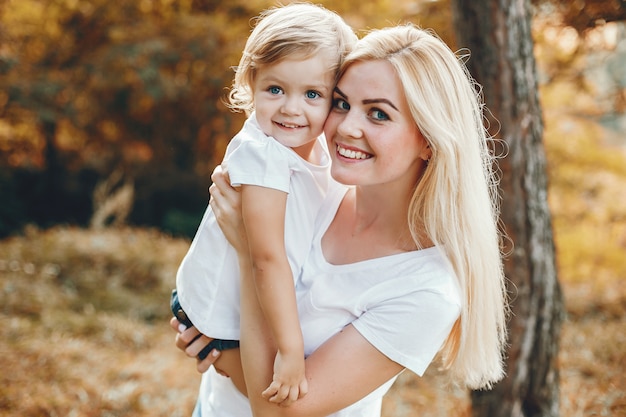 Madre con la figlia che gioca in un parco estivo