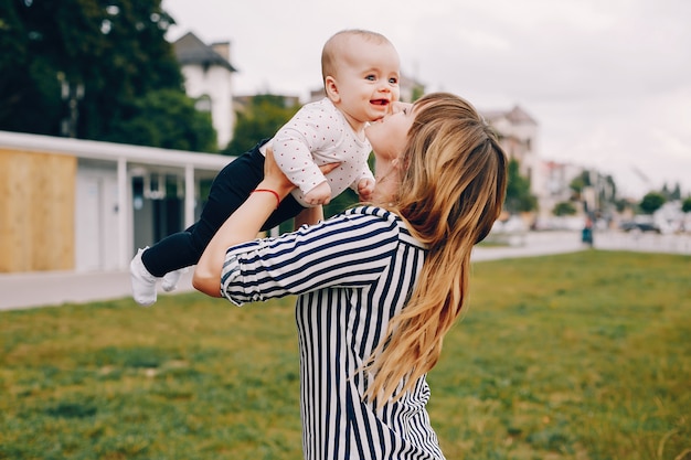 Madre con la figlia che gioca in un parco estivo