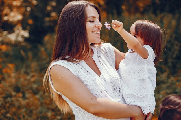 Madre con la figlia che gioca in un parco estivo