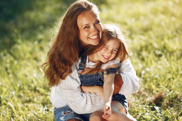 Madre con la figlia che gioca in un parco estivo