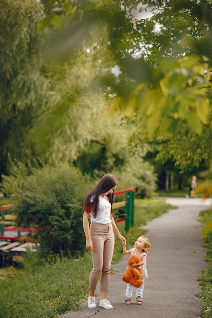 Madre con la figlia che gioca in un parco estivo