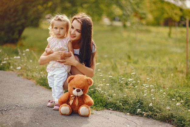 Madre con la figlia che gioca in un parco estivo