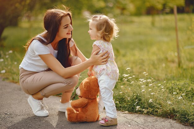 Madre con la figlia che gioca in un parco estivo