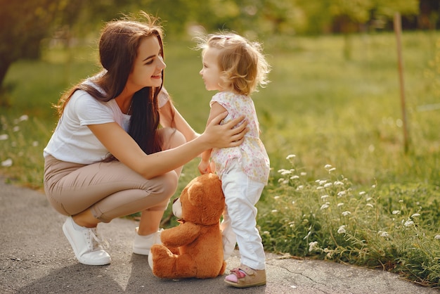 Madre con la figlia che gioca in un parco estivo