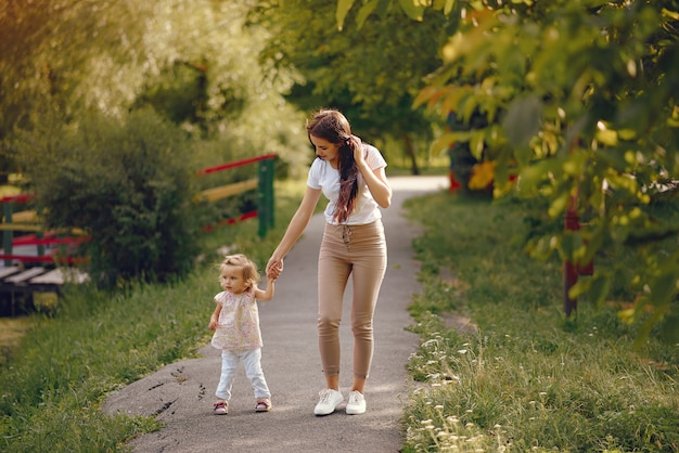 Madre con la figlia che gioca in un parco estivo