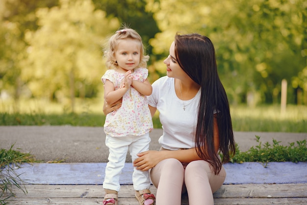 Madre con la figlia che gioca in un parco estivo