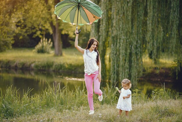 Madre con la figlia che gioca in un parco estivo