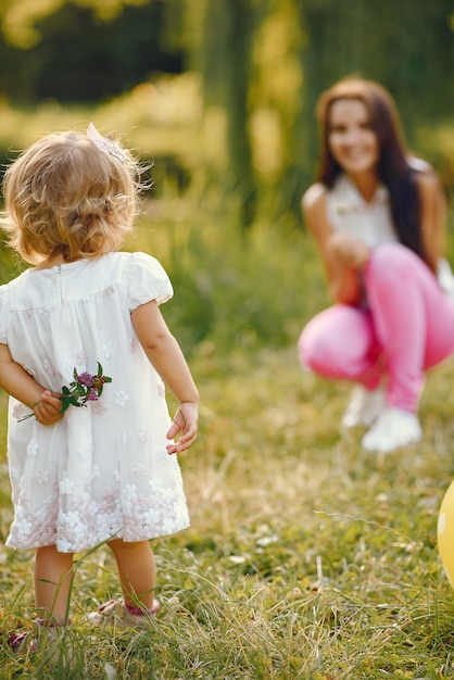 Madre con la figlia che gioca in un parco estivo