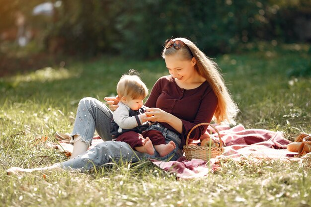 Madre con la figlia che gioca in un parco estivo