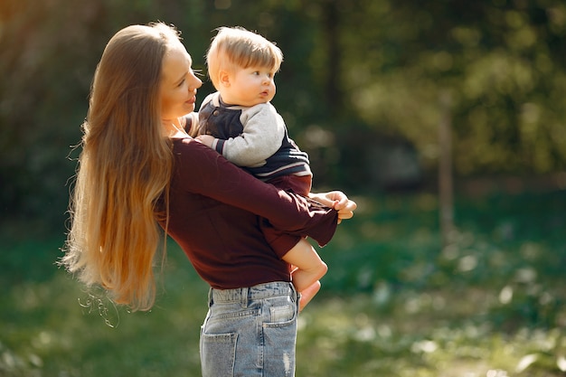 Madre con la figlia che gioca in un parco estivo