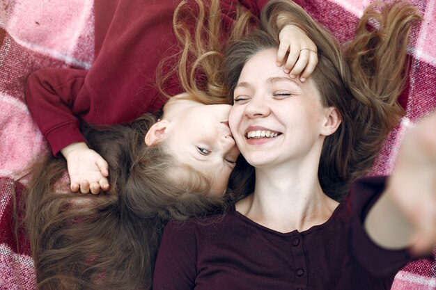 Madre con la figlia che gioca in un parco estivo