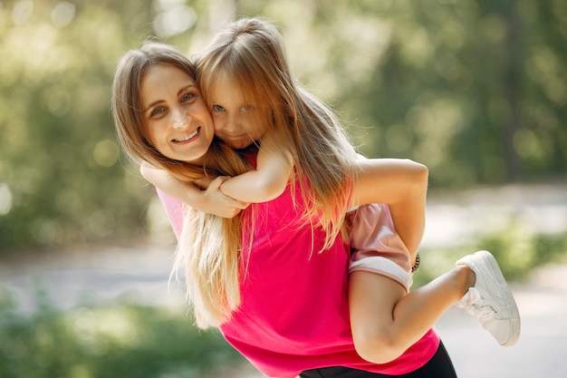 Madre con la figlia che gioca in un parco estivo