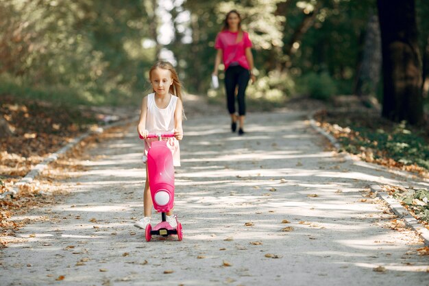 Madre con la figlia che gioca in un parco estivo