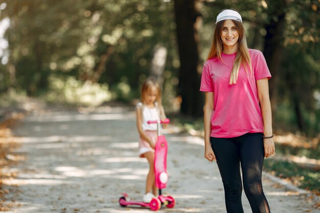 Madre con la figlia che gioca in un parco estivo