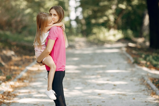 Madre con la figlia che gioca in un parco estivo