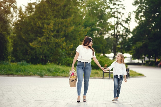 Madre con la figlia che gioca in un parco estivo