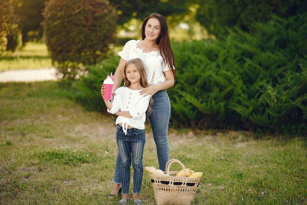 Madre con la figlia che gioca in un parco estivo