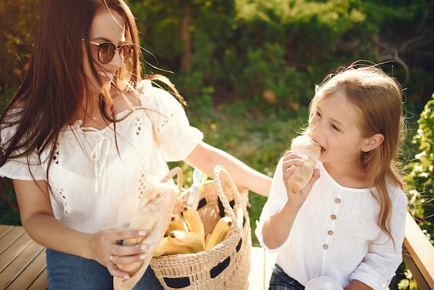 Madre con la figlia che gioca in un parco estivo