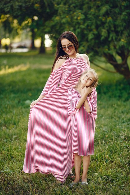 Madre con la figlia che gioca in un parco estivo